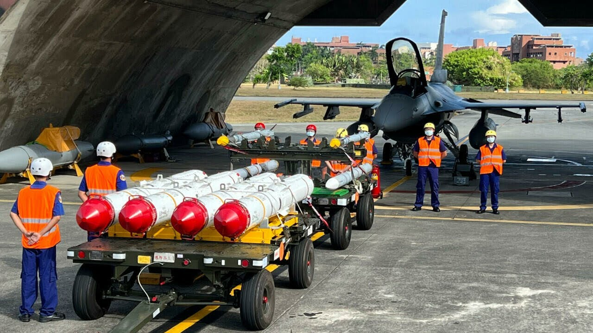 তাইওয়ানকে ১১০০ কোটি ডলারের অস্ত্র দেবে যুক্তরাষ্ট্র, ক্ষুব্ধ চীন