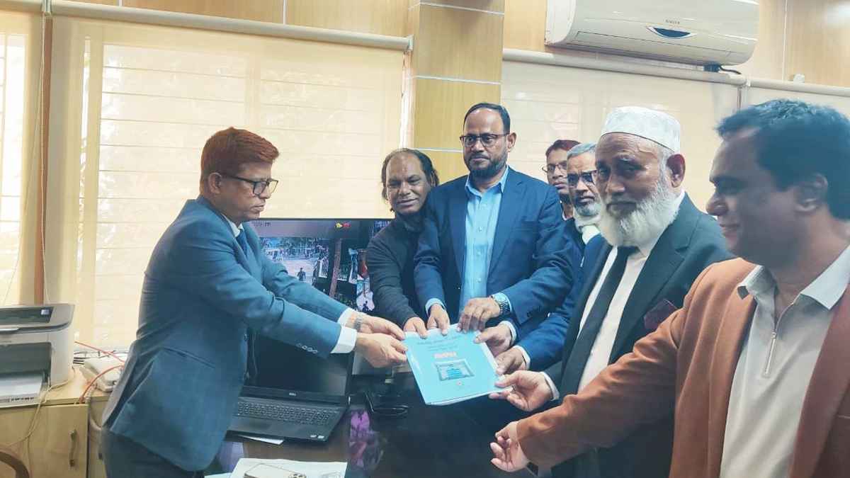 টাঙ্গাইলে একসঙ্গে মনোনয়নপত্র নিলেন দুই ভাই