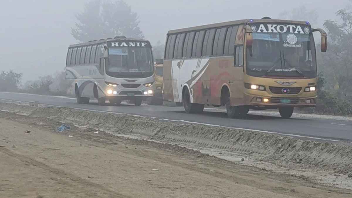 ঘন কুয়াশায় ঢাকা-টাঙ্গাইল-যমুনা সেতু মহাসড়ক, হেডলাইট জ্বালিয়ে চলছে যান