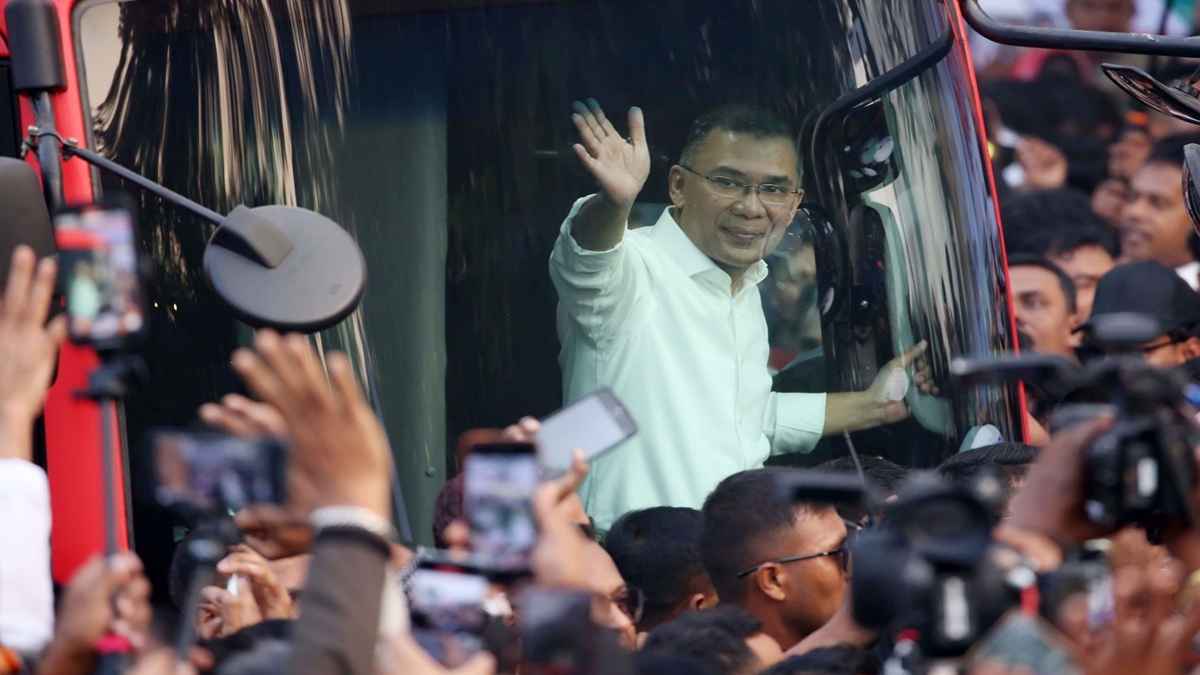 পথে পথে নেতাকর্মীর ভিড় সামলে স্মৃতিসৌধের দিকে তারেক রহমান