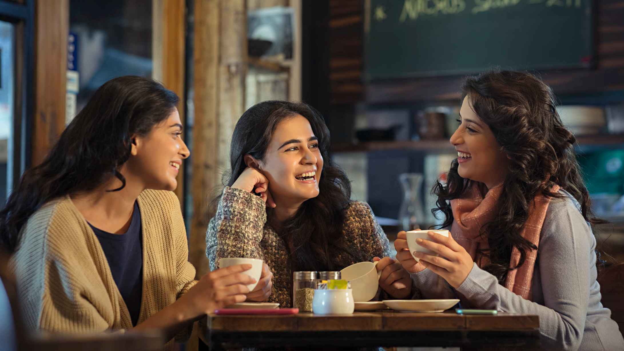 শীত লাগছে? চুমুক দিন উপকারি ৫ চা’য়ে