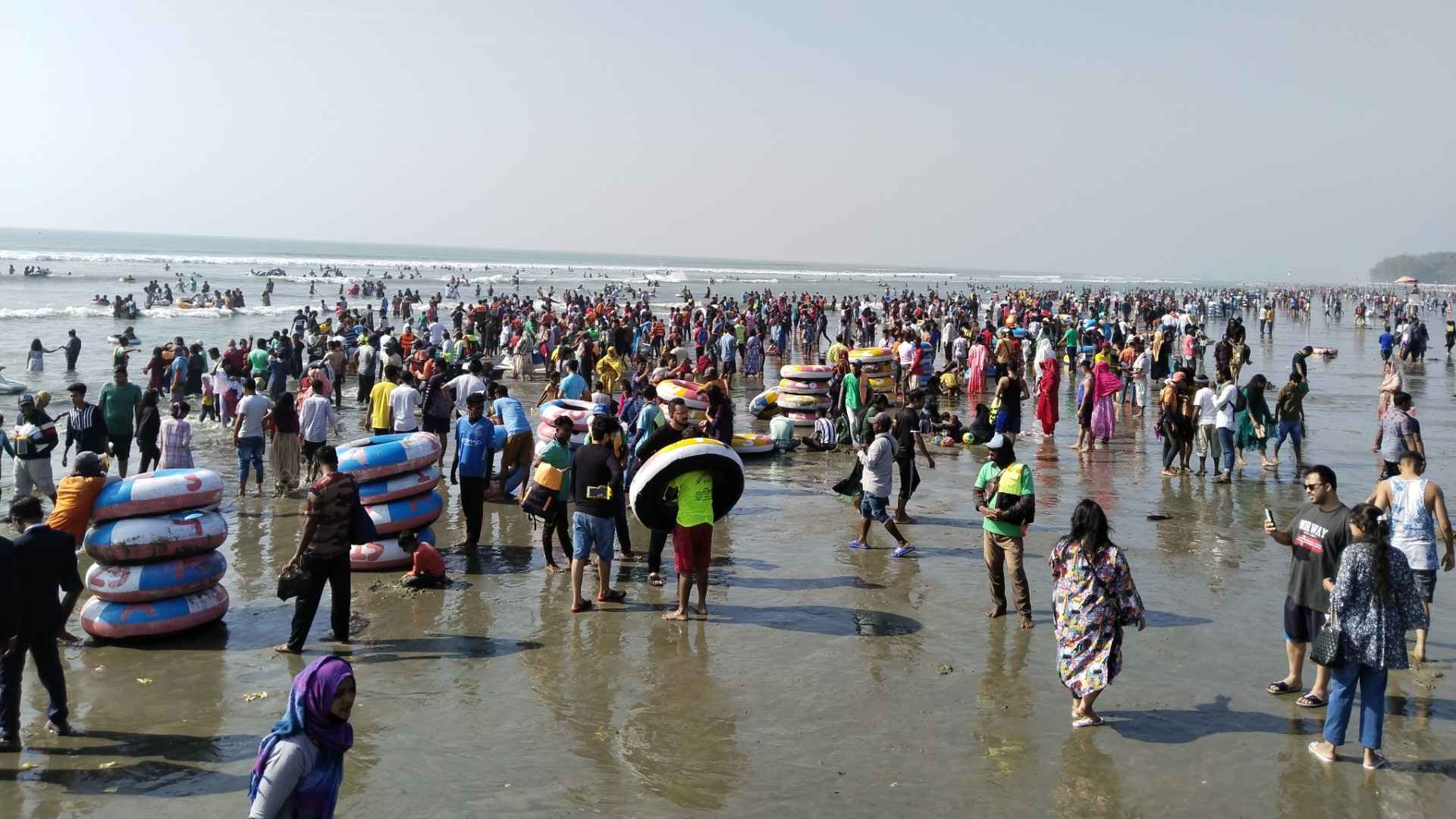 কক্সবাজারে পর্যটকের ঢল, প্রাণচাঞ্চল্যে মুখর সমুদ্র নগরী