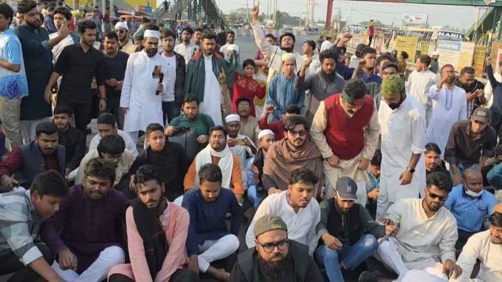 স্বরাষ্ট্র ও আইন উপদেষ্টার পদত্যাগ দাবিতে ঢাকা-টাঙ্গাইল মহাসড়ক অবরোধ