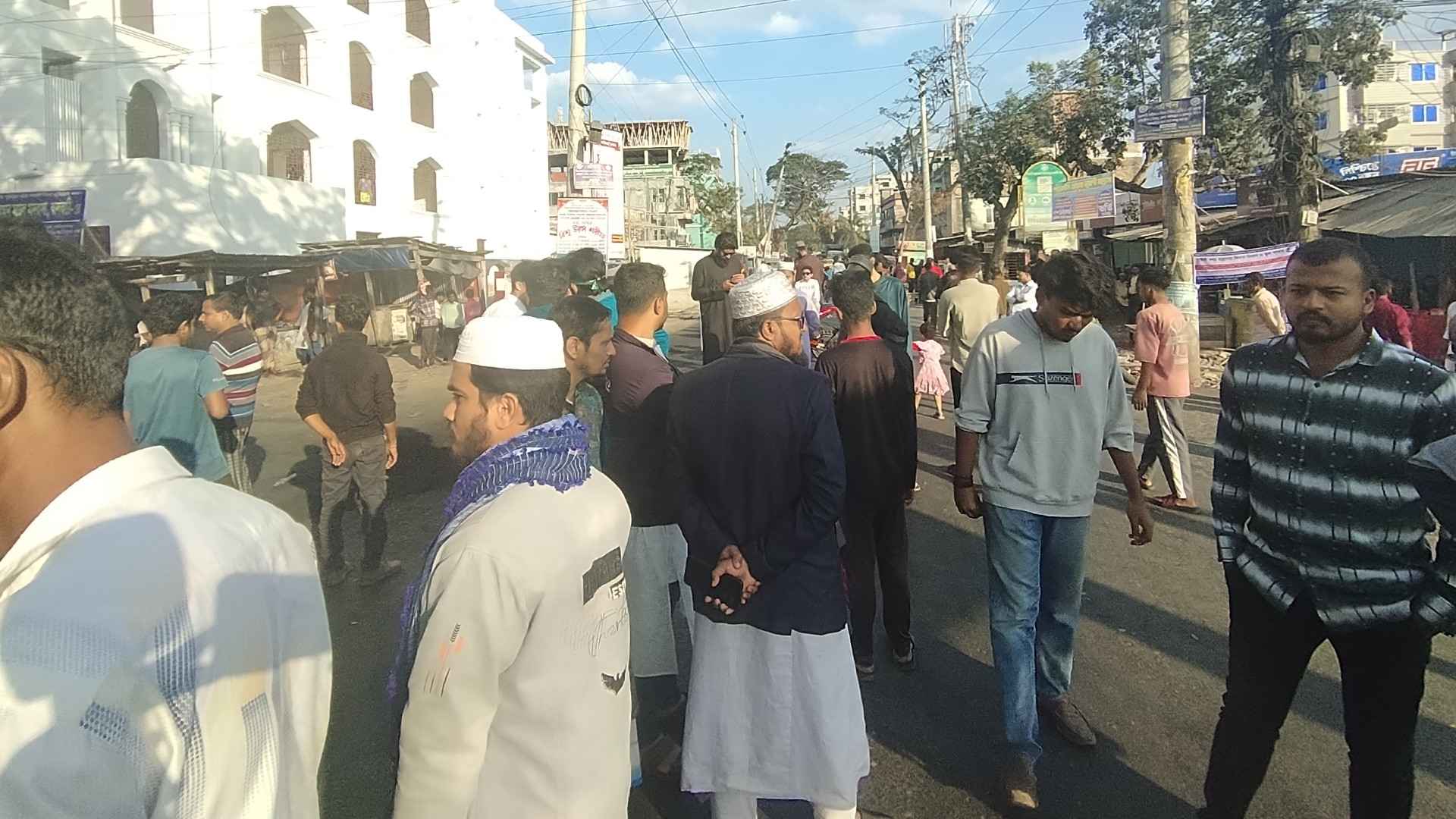 ওসমান হাদিকে হত্যার প্রতিবাদে ঝালকাঠিতে সড়ক অবরোধ