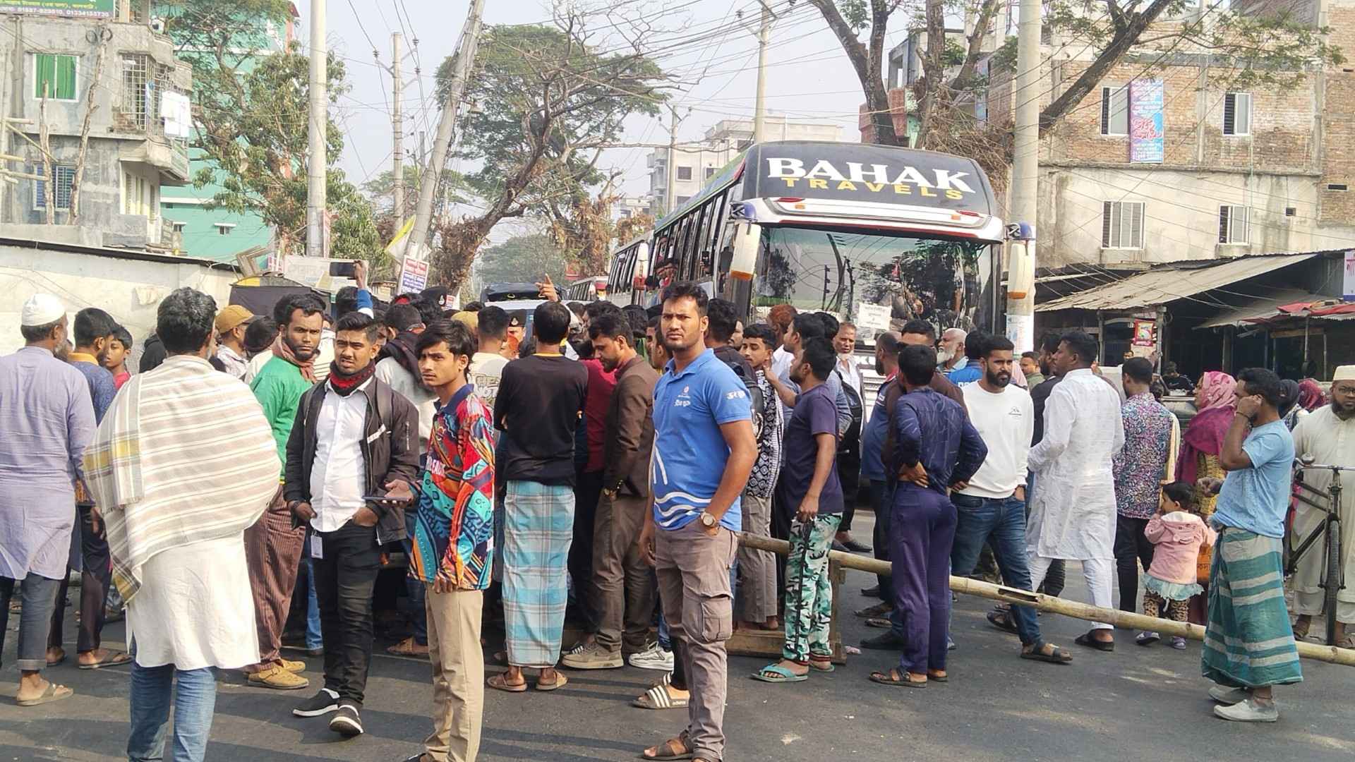 ঝালকাঠিতে তৃতীয় দিনের মতো মহাসড়ক অবরোধ