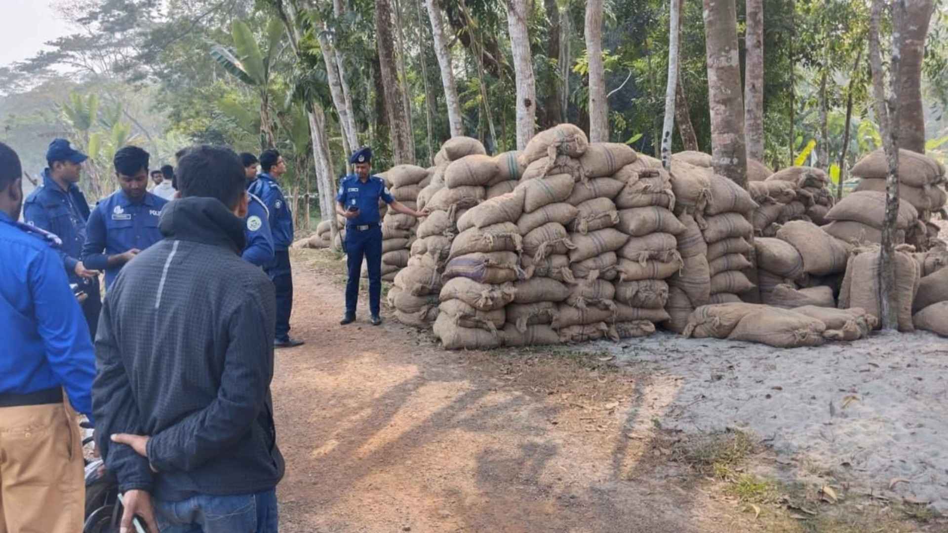 ফেলে রাখা ৪৫০ বস্তা আলু উদ্ধার করল পুলিশ