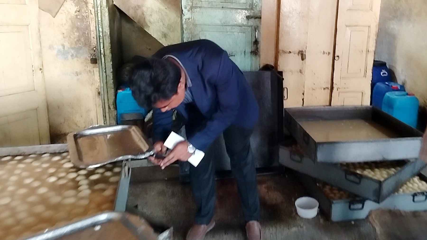 মিষ্টির শিরায় পোকাসহ সিগারেটের অংশ, ভোক্তার জরিমানা