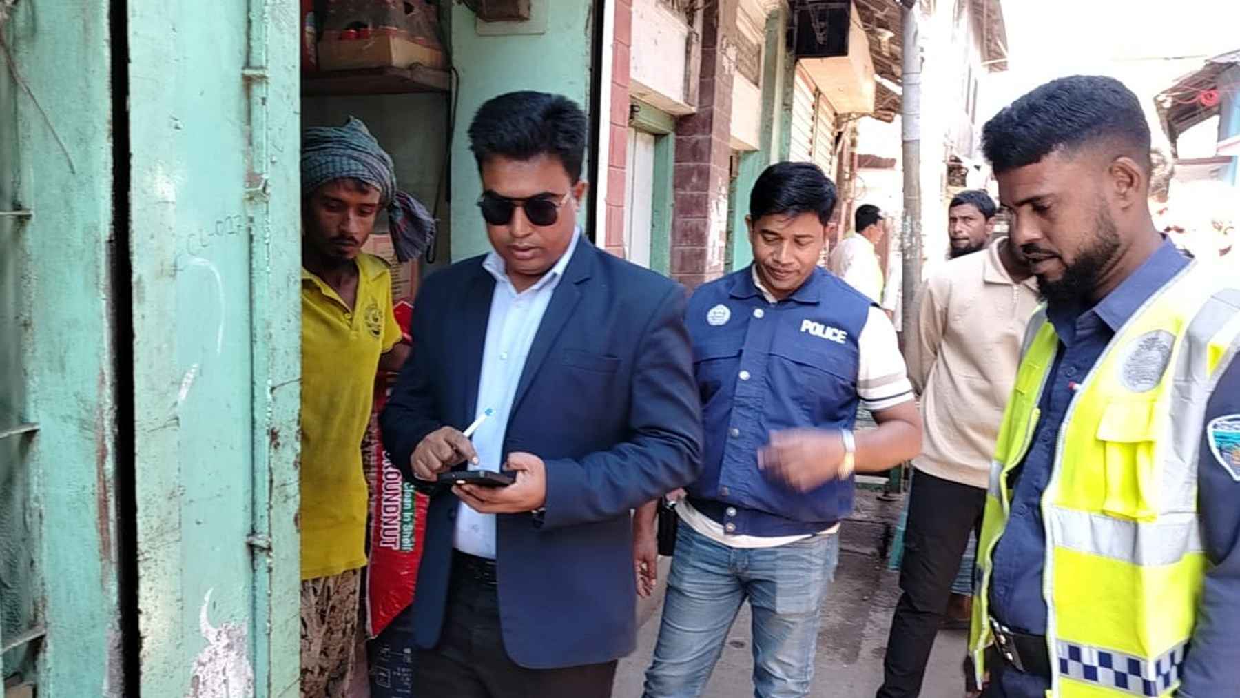 পণ্যের প্যাকেট ব্যবহারে প্রতারণা, চাঁদপুরে ৩ প্রতিষ্ঠানকে জরিমানা