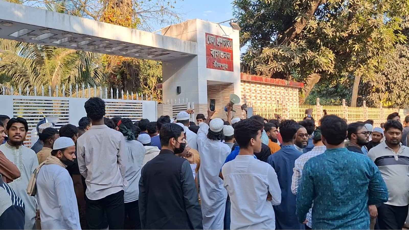 হাদি হত্যার প্রতিবাদে চাঁদপুরে সড়ক অবরোধ, ডিসির ভাসভবন ঘেরাও