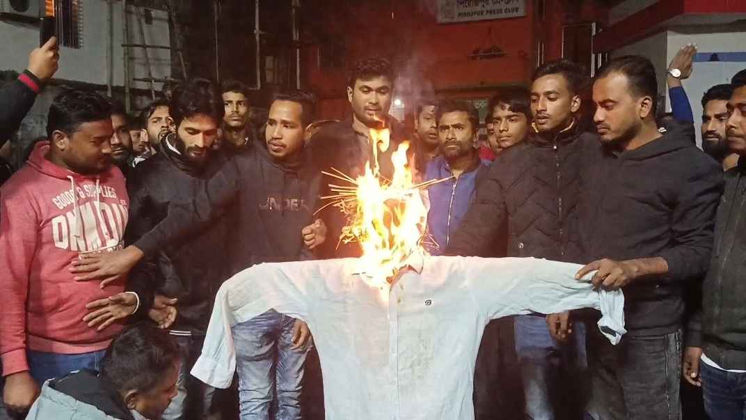 খালেদা জিয়াকে নিয়ে কটূক্তি, প্রতিবাদে ছাত্রদলের কুশপুত্তলিকা দাহ