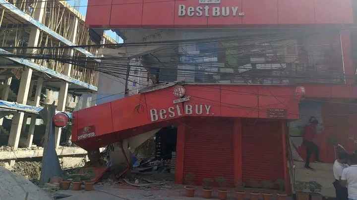 নির্মাণাধীন ভবনের পাশের দ্বিতল ভবনে ধস, ২০ কোটি টাকার ক্ষতি