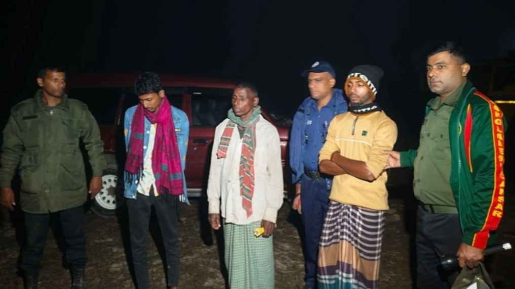 গভীর রাতে কৃষি জমিতে পুকুর খনন, ঠিকাদারকে লাখ টাকা জরিমানা