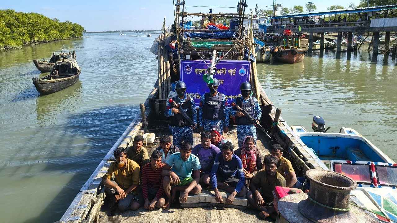 গভীর সমুদ্রে ডাকাতের কবল থেকে ১১ জেলে উদ্ধার