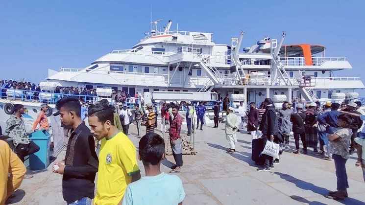 সেন্টমার্টিনগামী জাহাজের টিকিটে সিন্ডিকেট , ক্ষুব্ধ পর্যটক