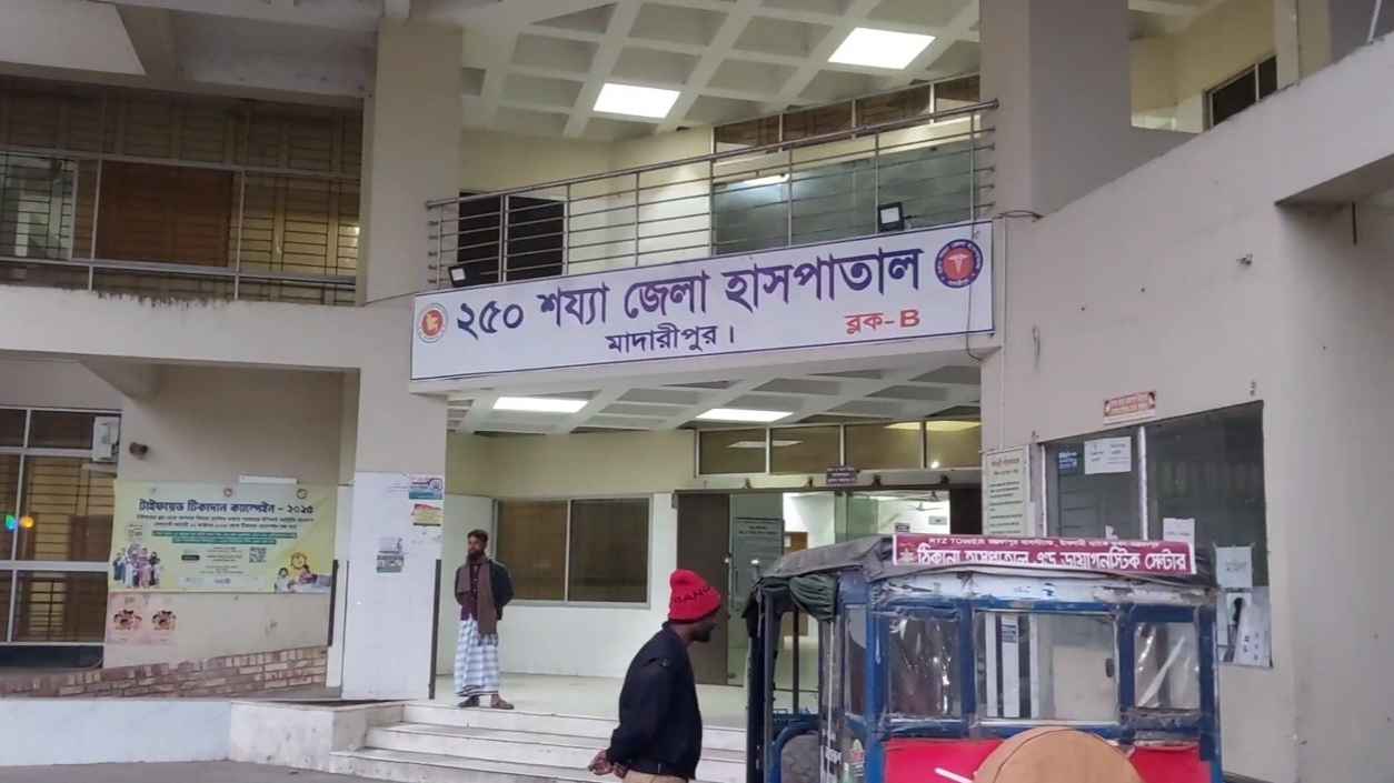 মাদারীপুরে মোটরসাইকেলের ধাক্কায় অটোরিকশার যাত্রী নিহত