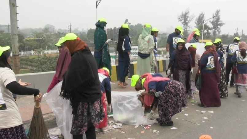 মাসুদুজ্জামানের উদ্যোগে তিনশো ফিট এলাকায় পরিচ্ছন্নতা অভিযান