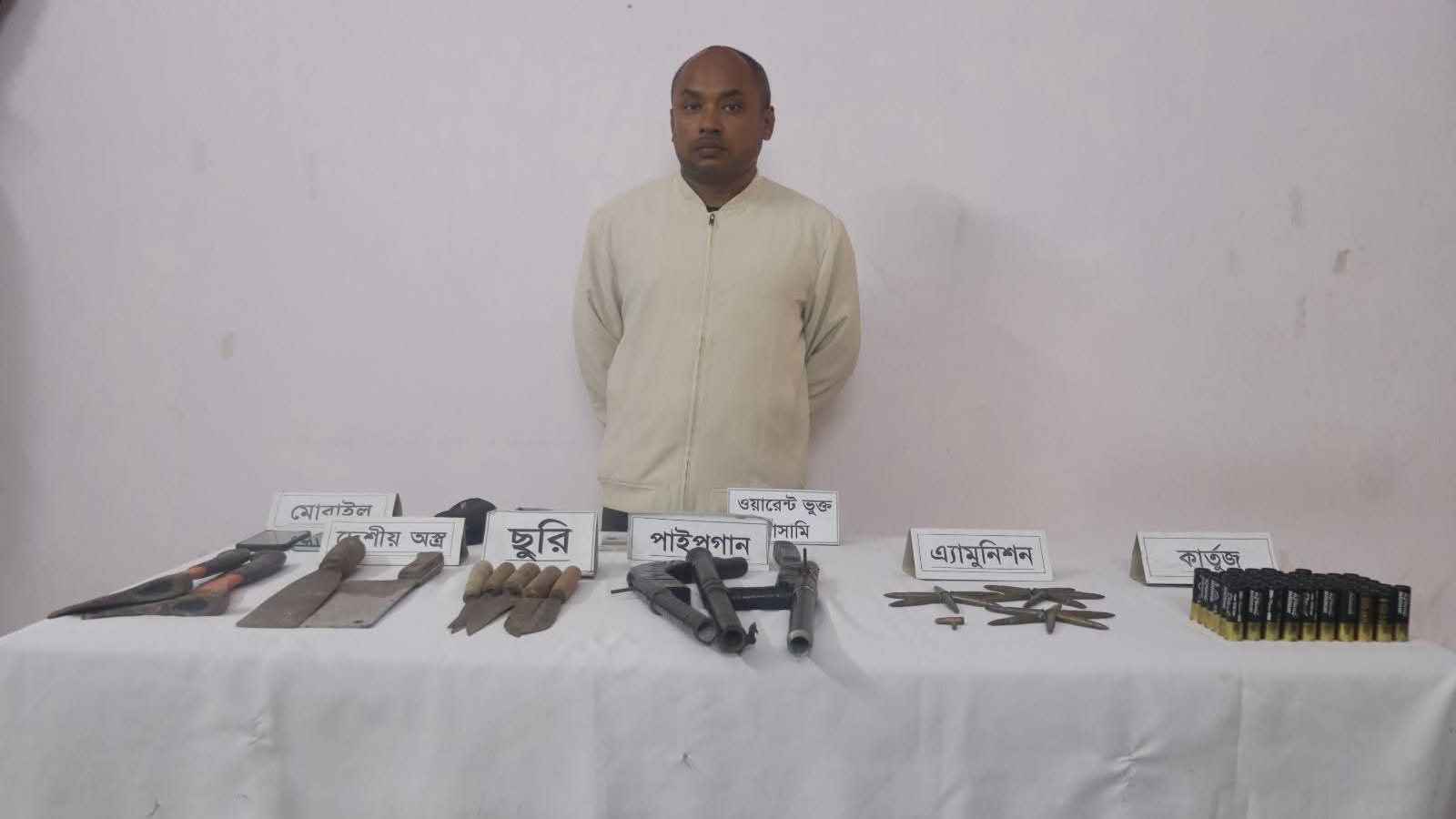 কুমিল্লায় যৌথ অভিযানে অস্ত্র ও গোলাবারুদ জব্দ, আটক ১