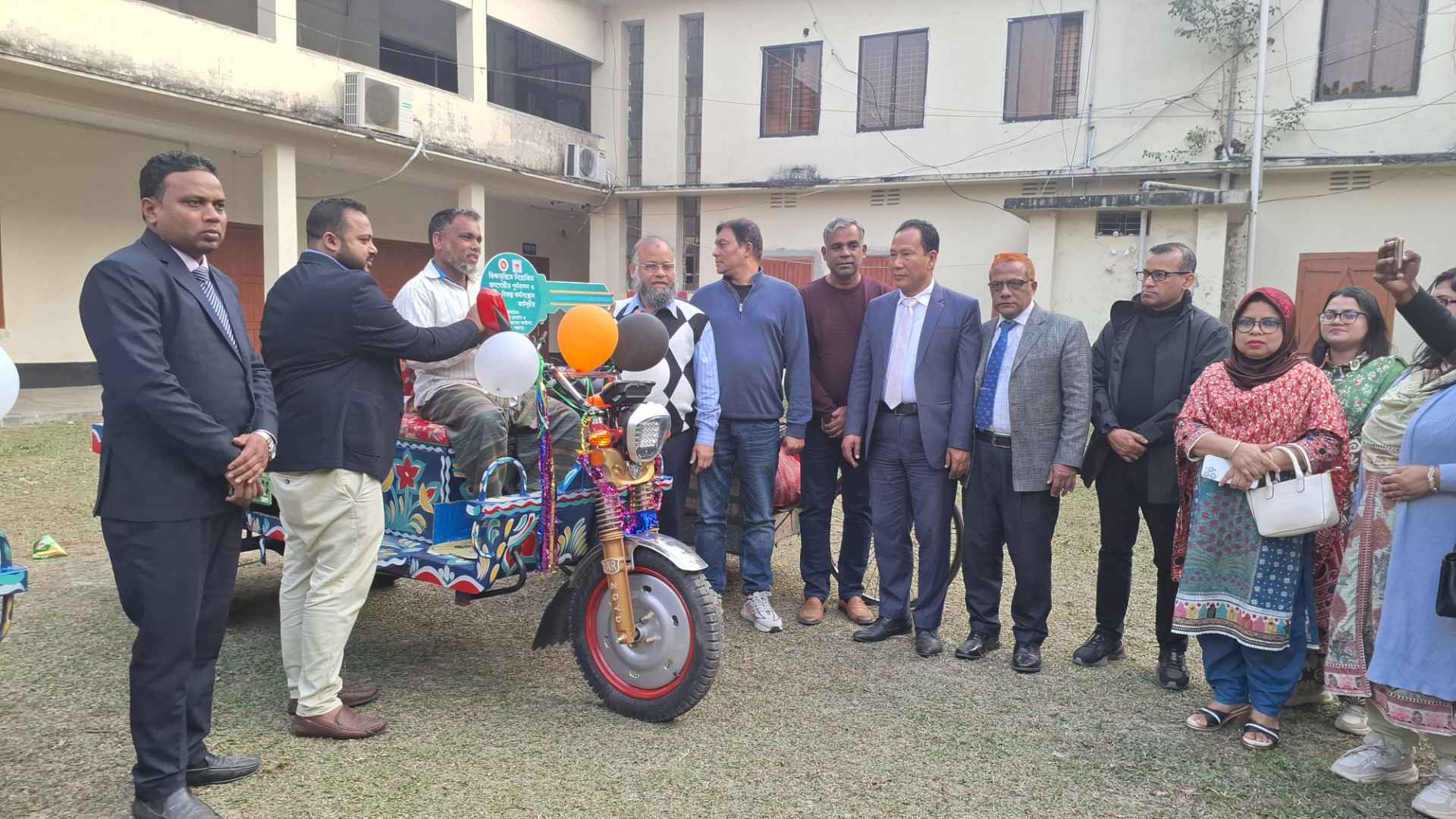 তেঁতুলিয়ায় ভিক্ষুকদের পুনর্বাসনে উপকরণ বিতরণ