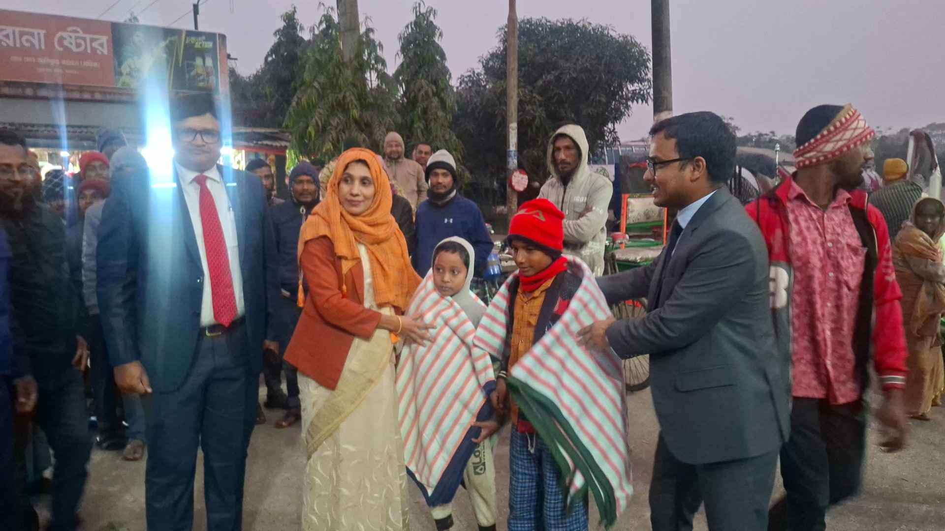 বরগুনায় শীতার্তদের মাঝে জেলা প্রশাসনের কম্বল বিতরণ