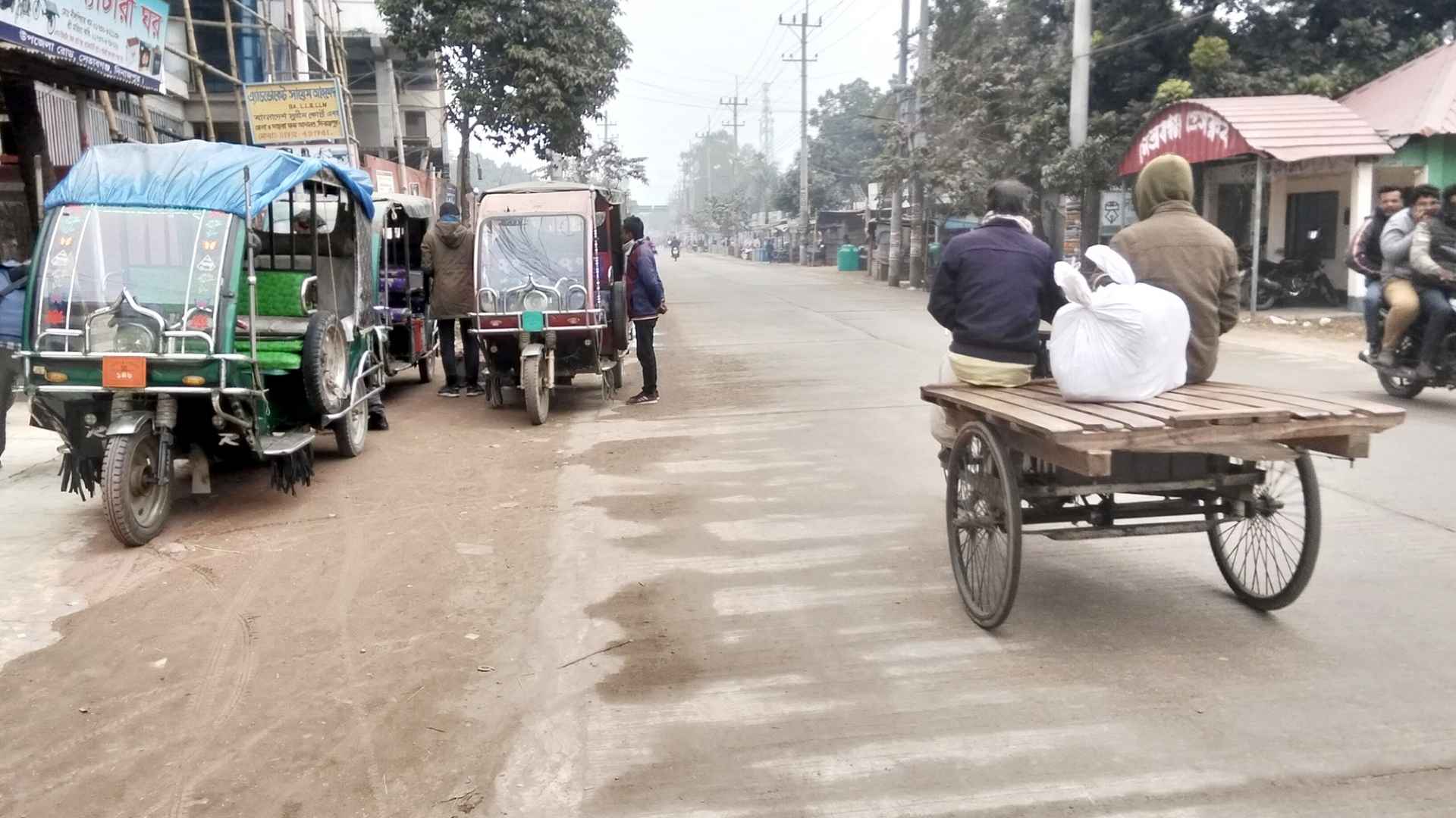 শীতে কাঁপছে দিনাজপুর, দেখা নেই সূর্যের