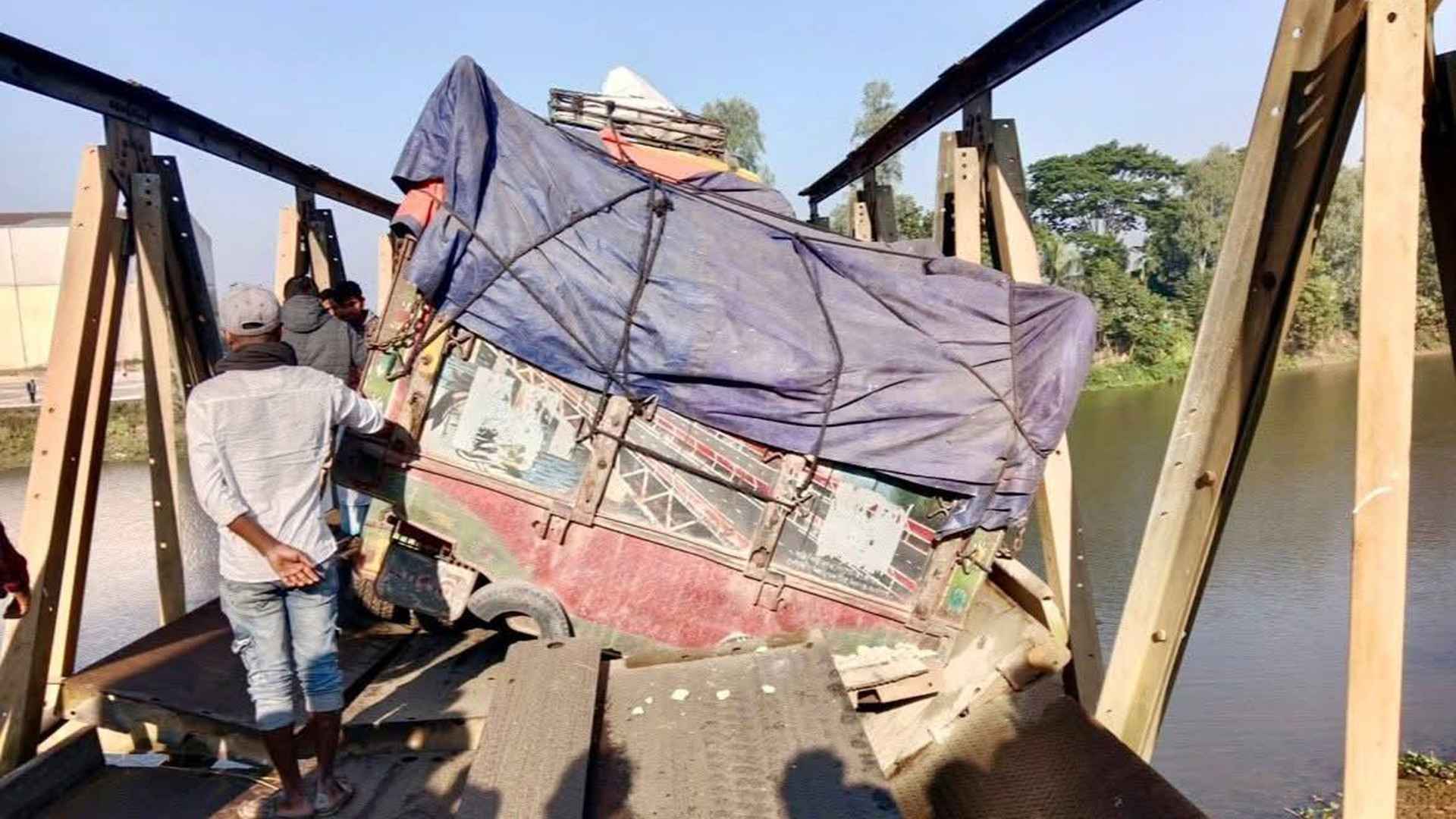 ব্রিজের পাটাতন ভেঙে যোগাযোগ বন্ধ