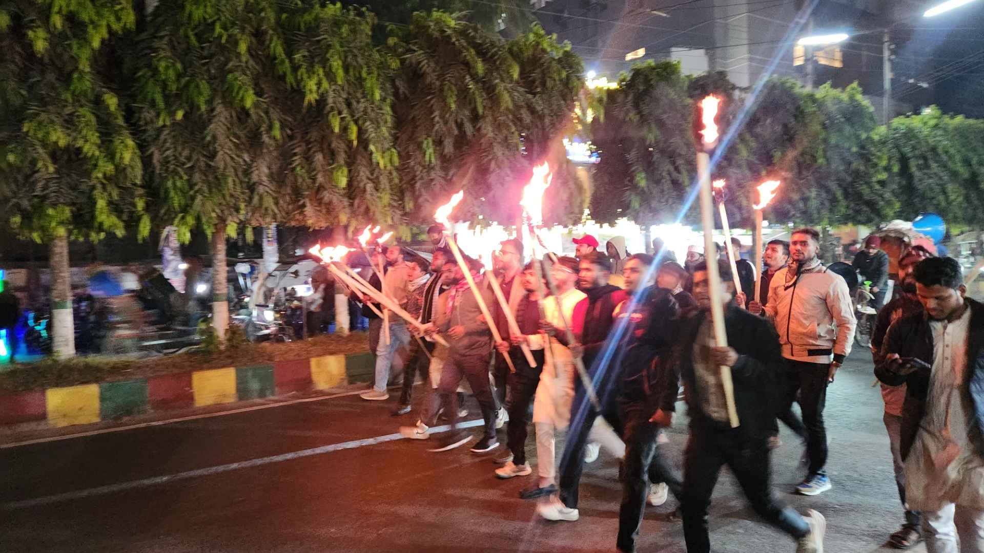 হাদির ওপর হামলার প্রতিবাদে রাজবাড়ীতে মশাল মিছিল