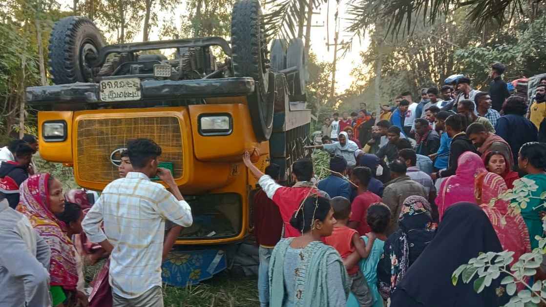 নওগাঁয় ট্রাকচাপায় অটোরিকশাচালক নিহত