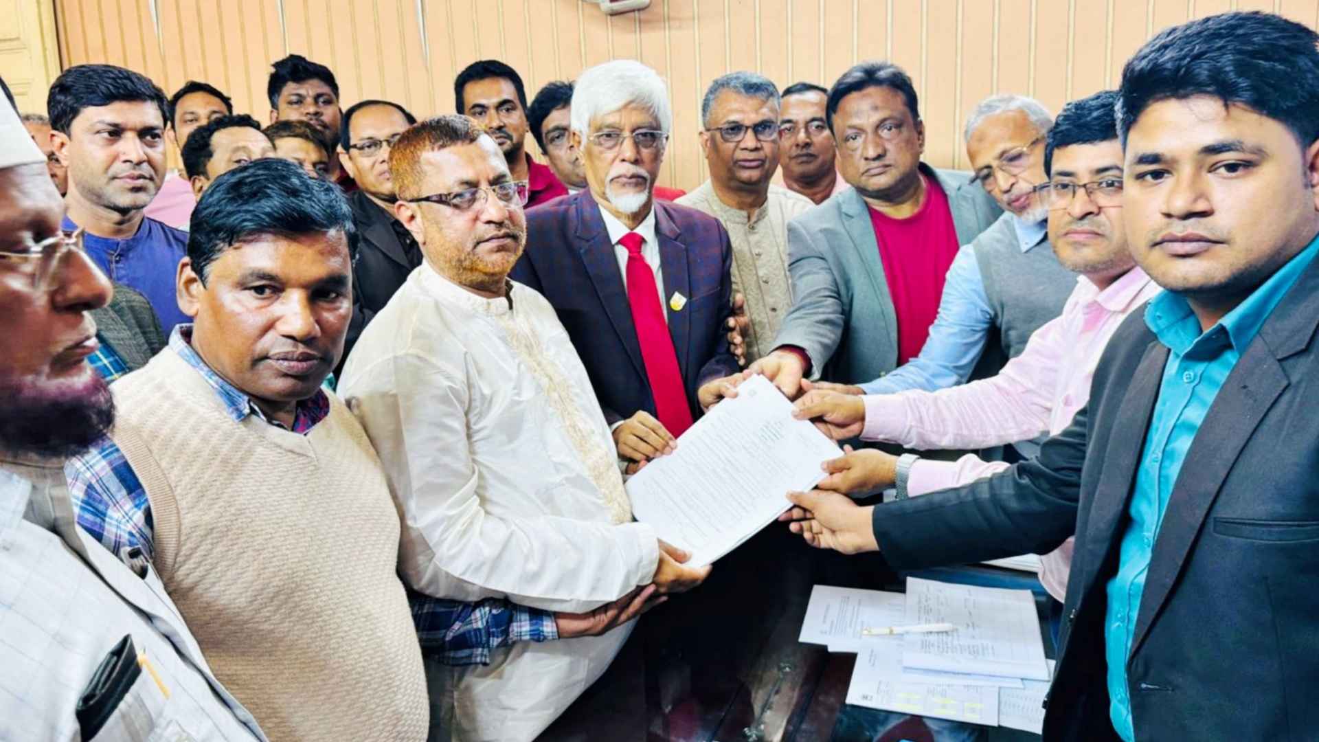 বিএনপি থেকে না পেয়ে একাই তিন আসনে মনোনয়ন ফরম কিনলেন সাবেক এমপি সেলিম