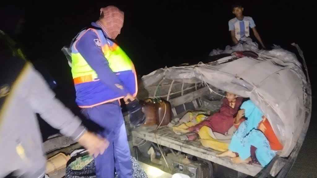 ইঞ্জিন বিকল হয়ে নদীতে ভাসতে থাকা জেলে পরিবারকে উদ্ধার করল নৌ-পুলিশ