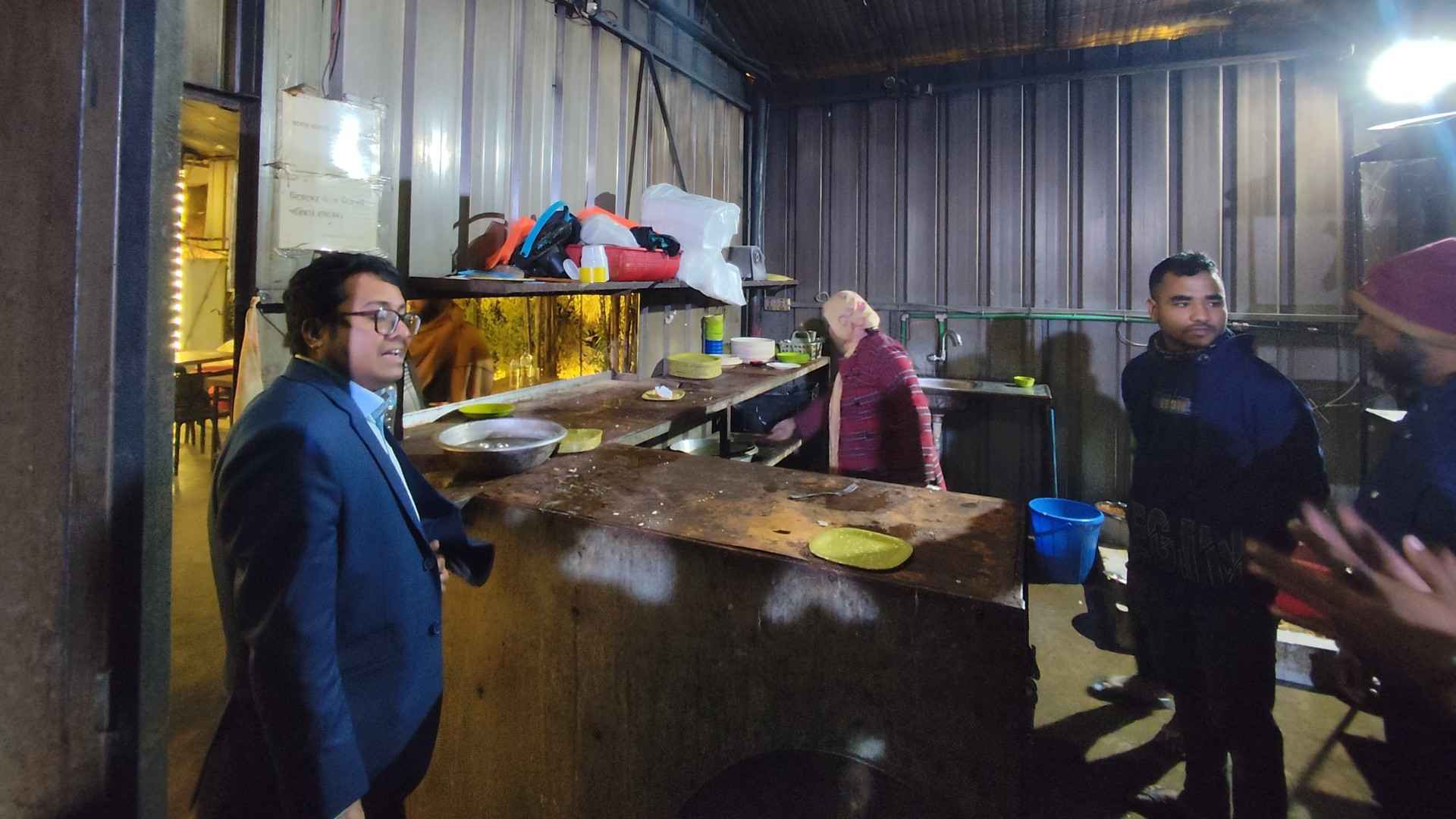 অপরিচ্ছন্নতায় খাবার পরিবেশন ‘মিরসরাই ক্যাফে'কে দশ হাজার টাকা জরিমানা