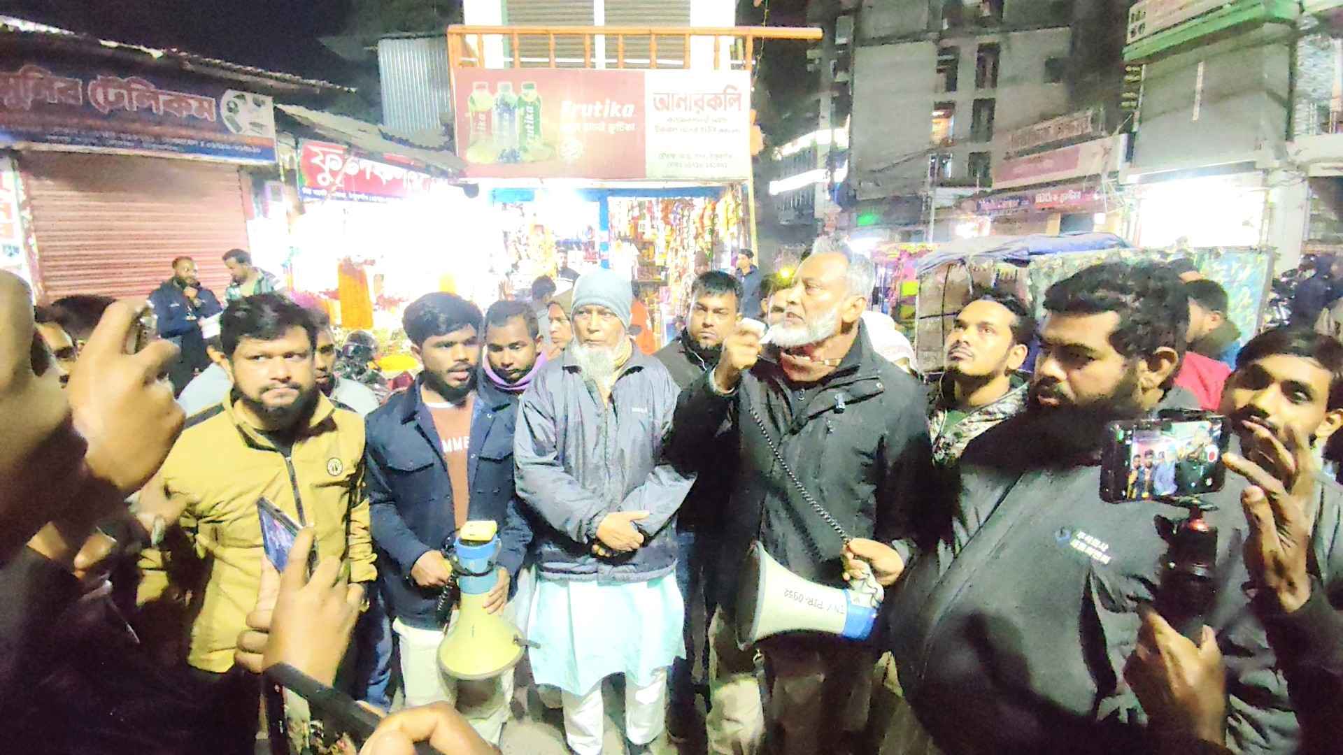 হাদির ওপর গুলির প্রতিবাদে ঠাকুরগাঁওয়ে এনসিপি ও জুলাই যোদ্ধাদের বিক্ষোভ