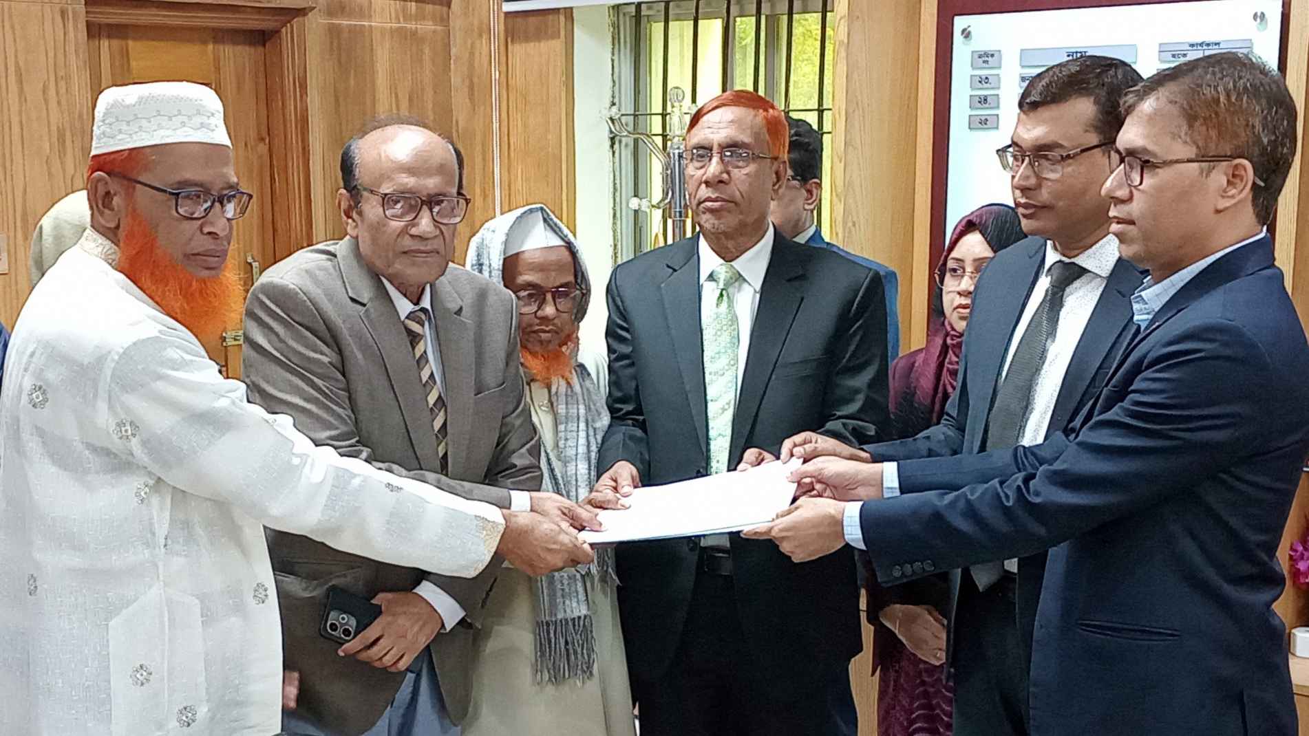 নড়াইল-২ আসনে বিএনপি প্রার্থী মনিরুল ইসলামের পক্ষে মনোনয়নপত্র সংগ্রহ