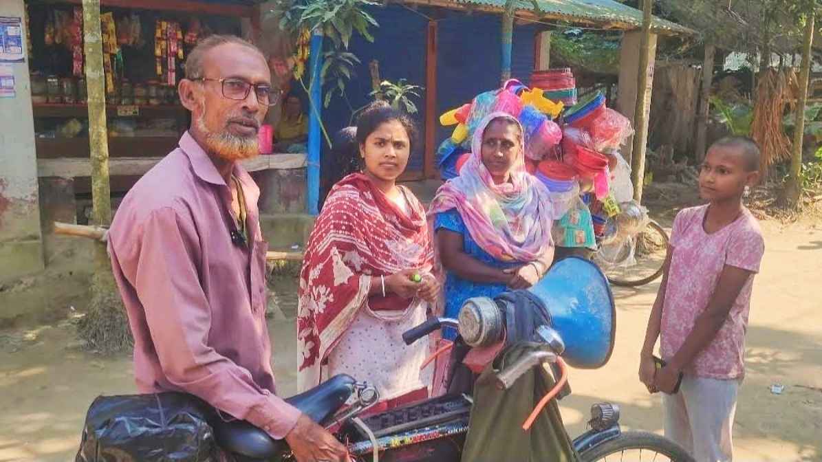 ৪০ বছর ধরে সাইকেলে পশুর ওষুধ বিক্রি করেন আব্দুল আজিজ