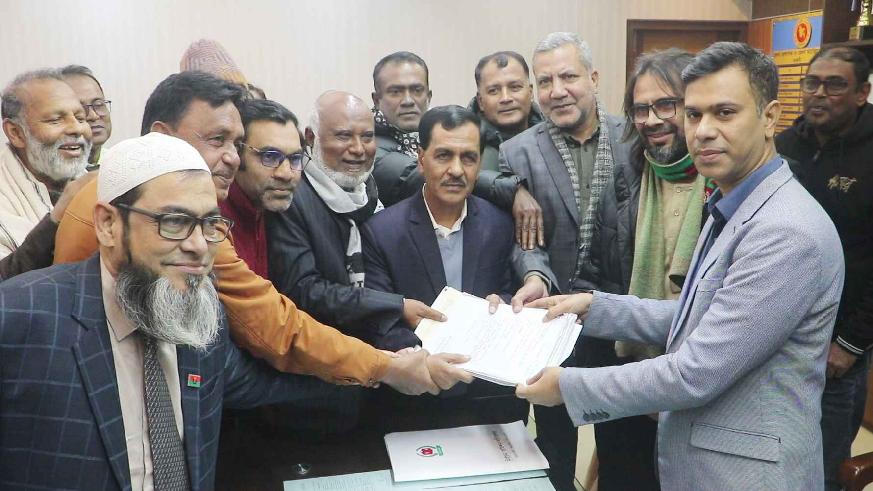 নওগাঁ-৫ আসনে মনোনয়নপত্র জমা দিলেন বিএনপির প্রার্থী জাহিদুল