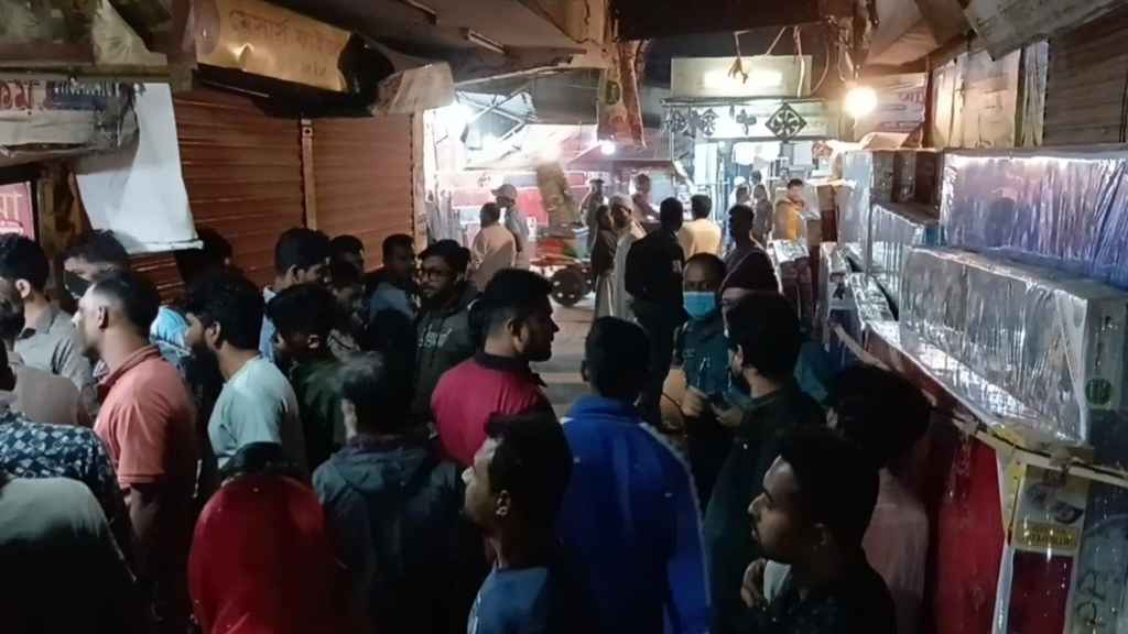 গাজীপুর বিকাশ কর্মীকে গুলি ও কুপিয়ে করে টাকা ছিনতাই