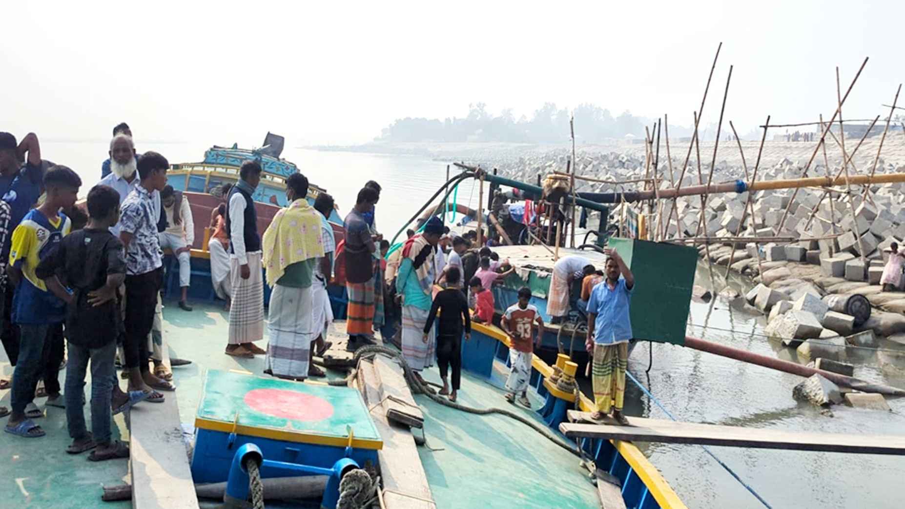 সিরাজগঞ্জে বাল্কহেডের ইঞ্জিনের ভেতর থেকে যুবকের মরদেহ উদ্ধার