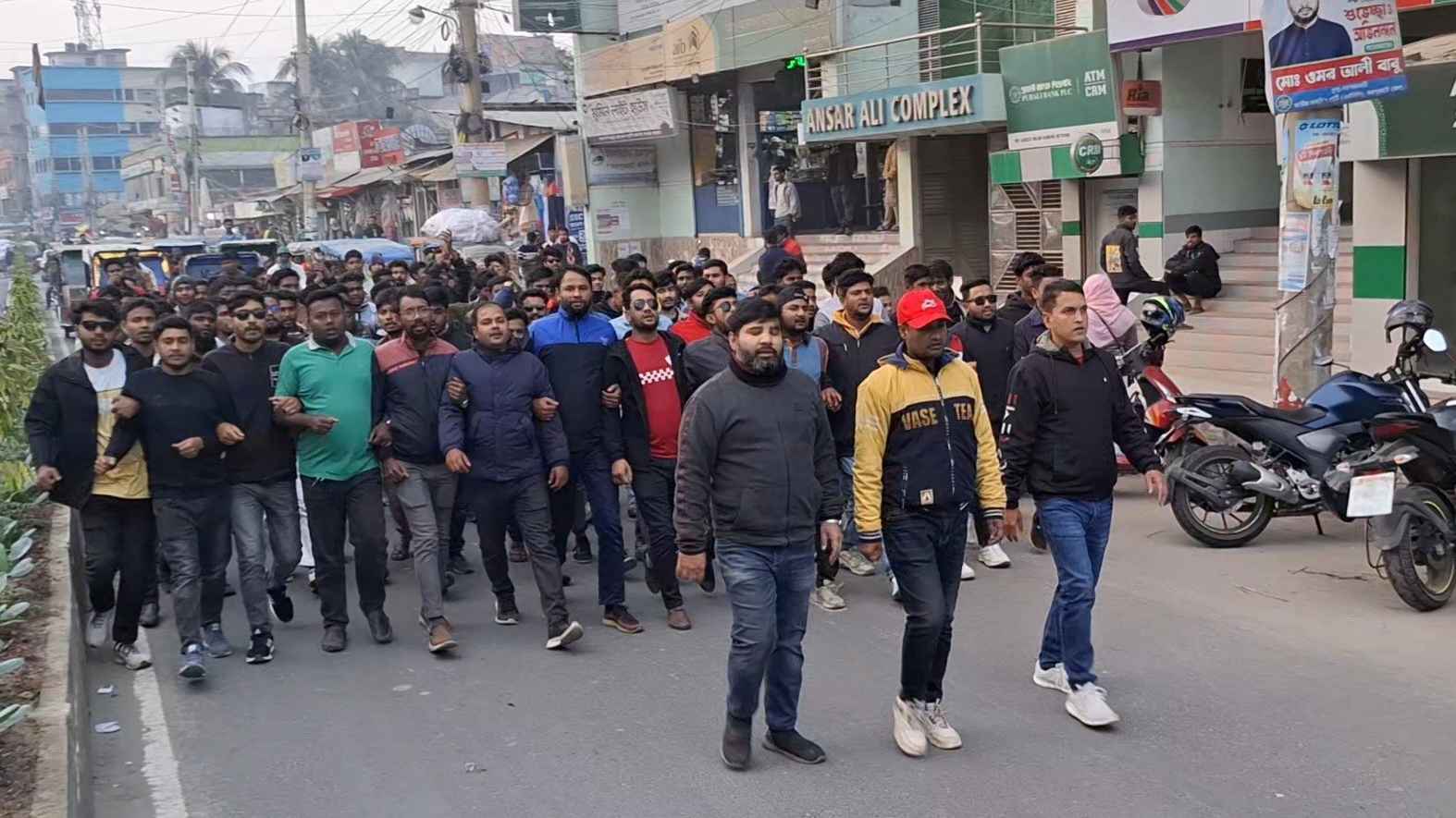 তারেক রহমানের স্বদেশ প্রত্যাবর্তন ঘিরে জয়পুরহাটে ছাত্রদলের আনন্দ মিছিল