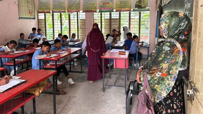 শিক্ষকরা কর্মবিরতিতে, বার্ষিক পরীক্ষা নিলেন অভিভাবকরা