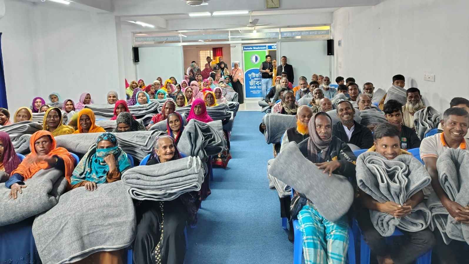 শীতে কম্বল পেয়ে দুস্থদের মুখে হাসি