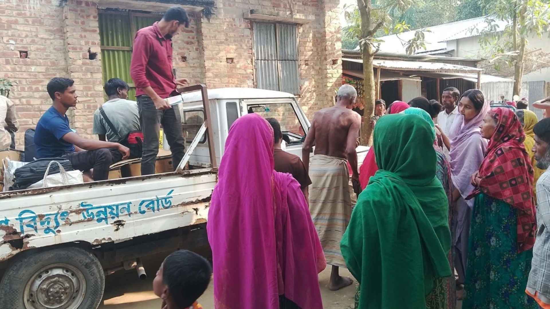 প্রিপেইড মিটার স্থাপনে জনতার রোষানলে পালালেন নেসকোর কর্মচারীরা