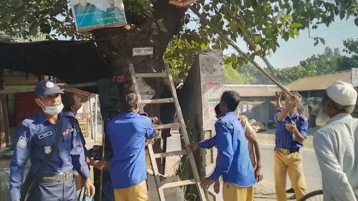 ইসির নির্দেশনা মানতে গাইবান্ধায় ব্যানার অপসারণ