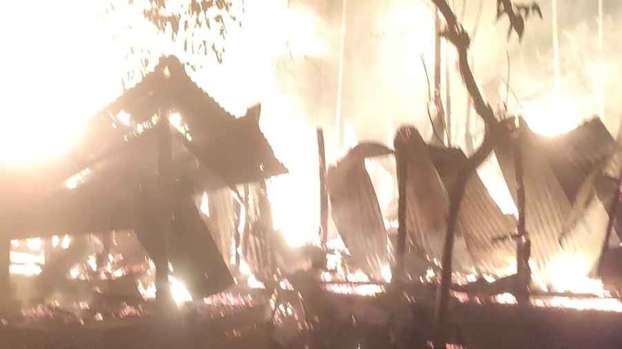 দশমিনায় তিনটি বসতঘর আগুনে পুড়ে ছাই, অর্ধকোটি টাকার ক্ষতি