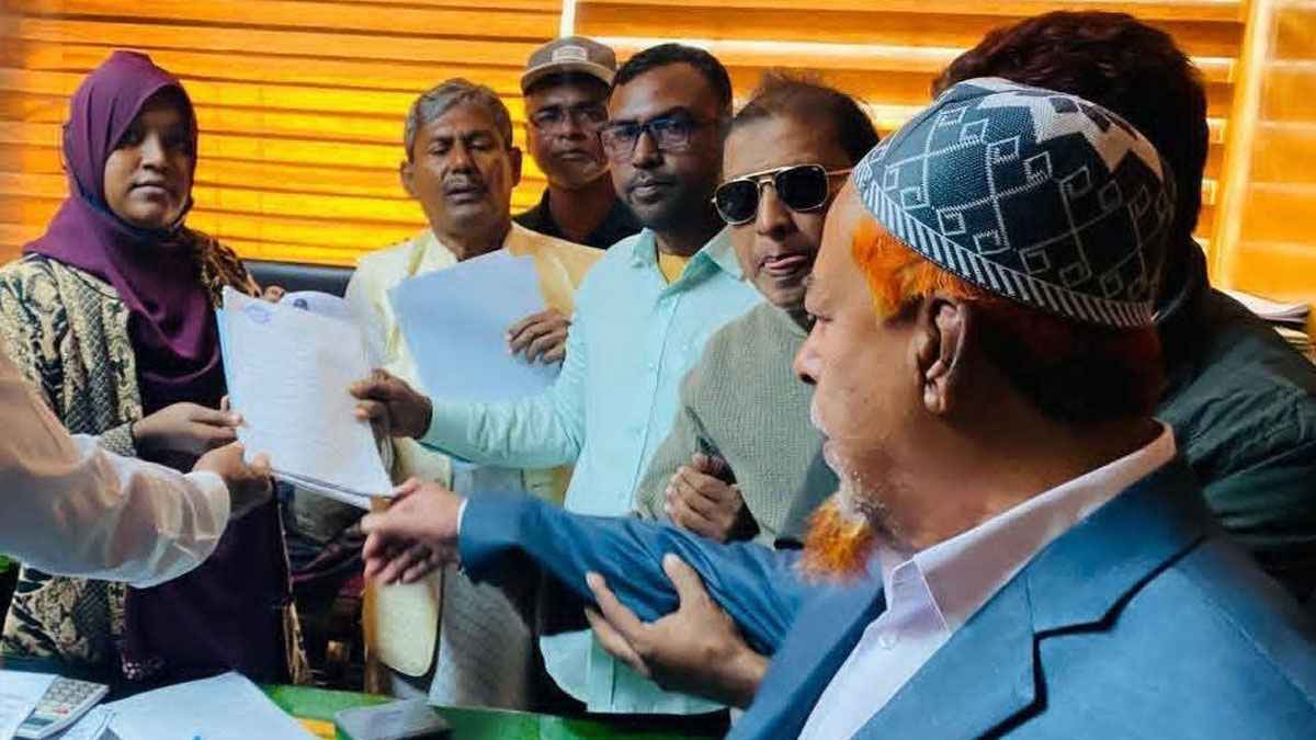 যশোর-৪ আসনে বাবা-ছেলের মনোনয়নপত্র সংগ্রহ