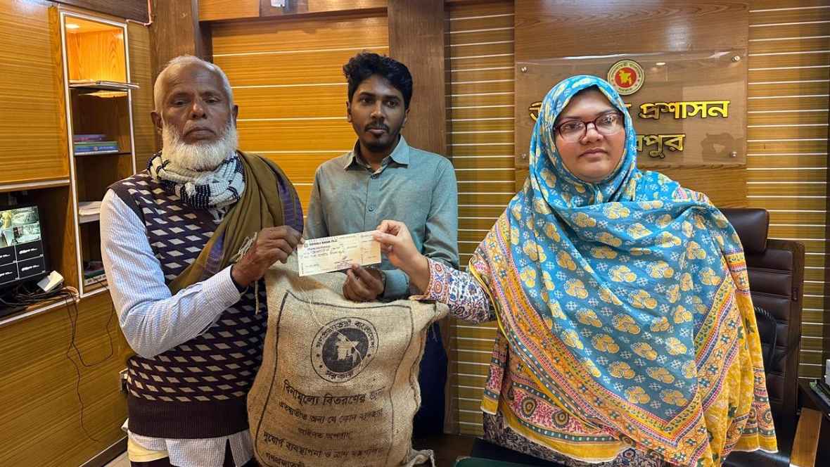 ঢাকা মেইলে সংবাদ প্রকাশের পর অগ্নিকাণ্ডে ক্ষতিগ্রস্তদের পাশে ইউএনও