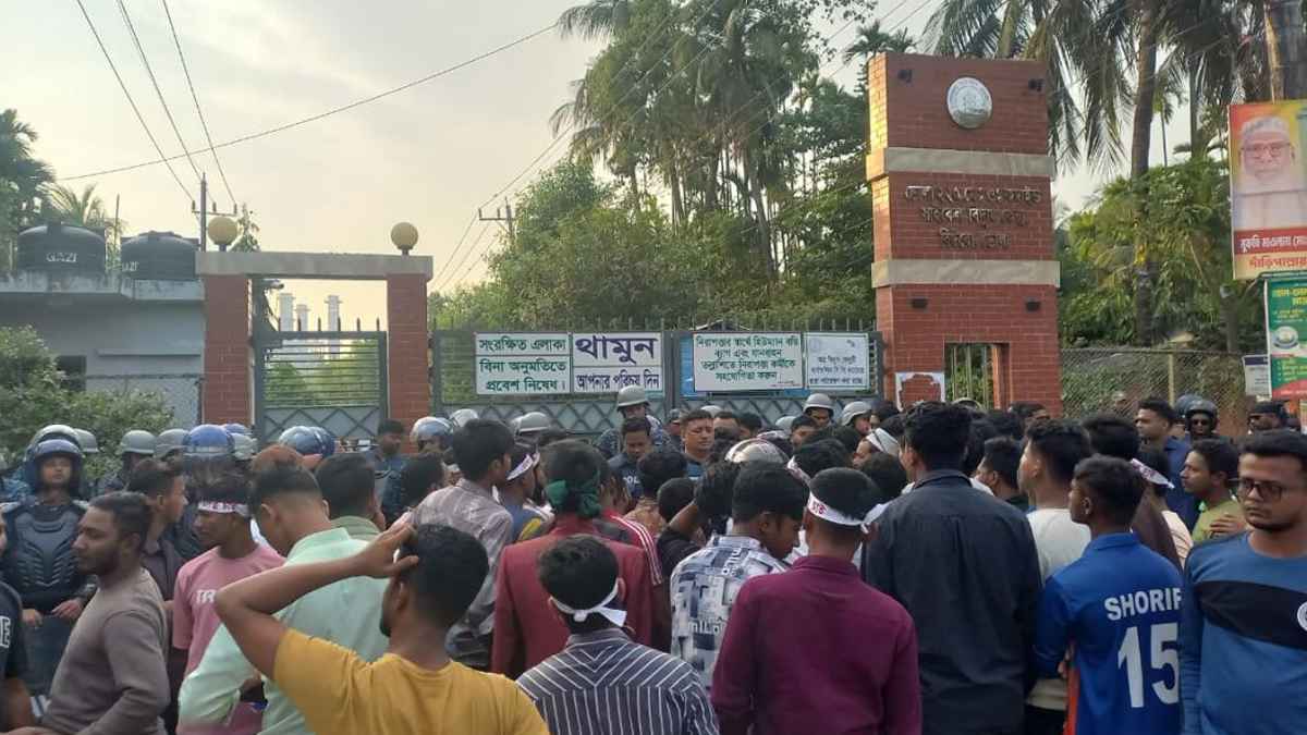 ভোলা-বরিশাল সেতুর দাবিতে বিদ্যুৎ কেন্দ্রে তালা, অবরুদ্ধ কর্মকর্তারা