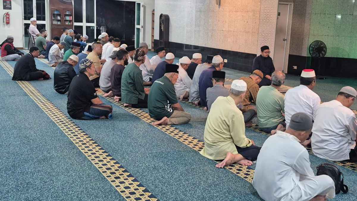 যে নামাজির জন্য ফেরেশতারা দোয়া করেন