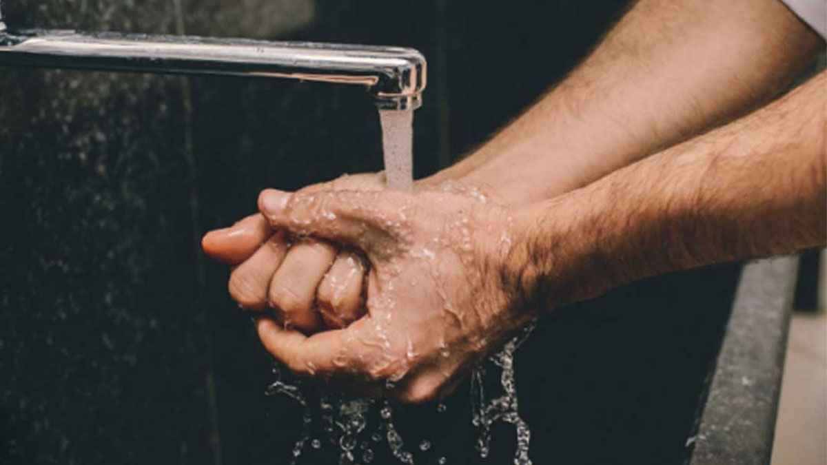 লোশন বা তেল মেখে অজু শুদ্ধ হবে কি?