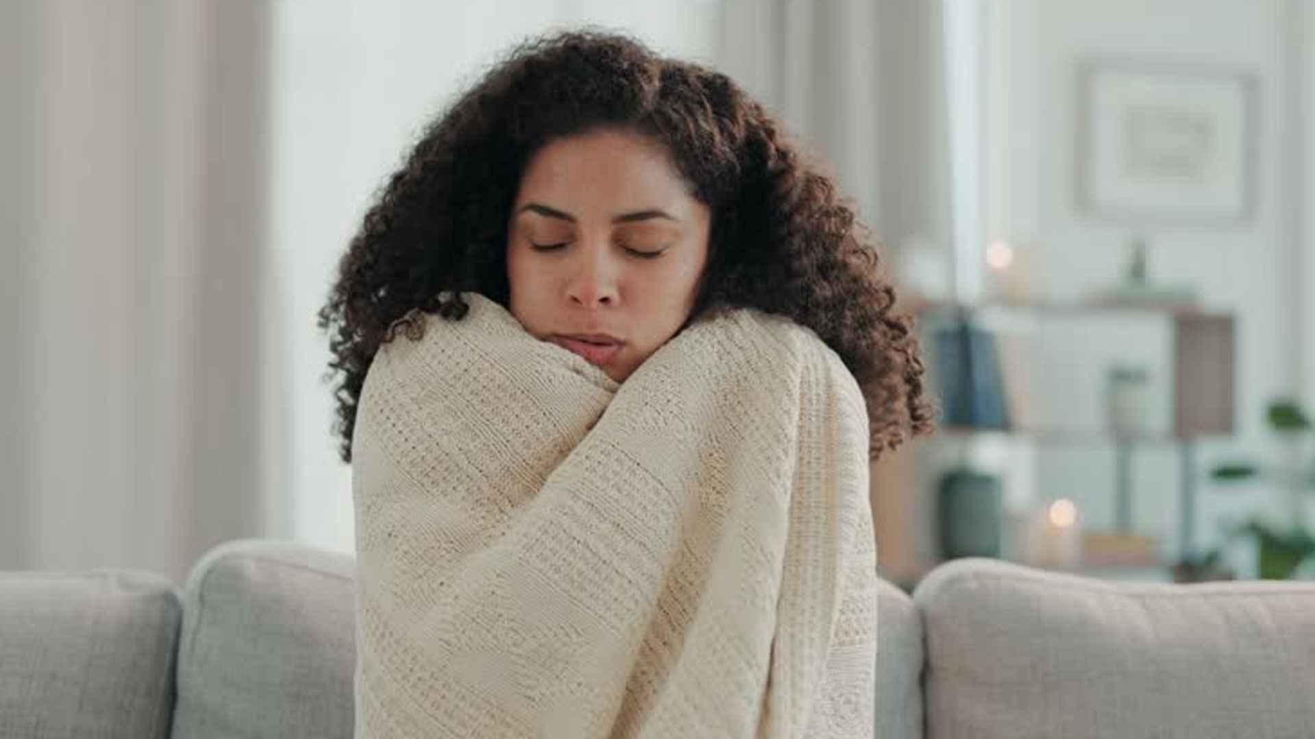 শীতে হাড় কাঁপছে, বাড়ছে ব্যথা, গরম সেঁক কতটা উপকারি?