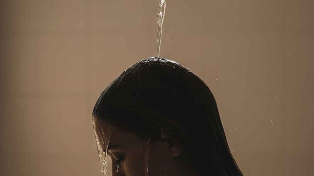 ফরজ গোসলে নারীদের চুল ধোয়ার বিধান