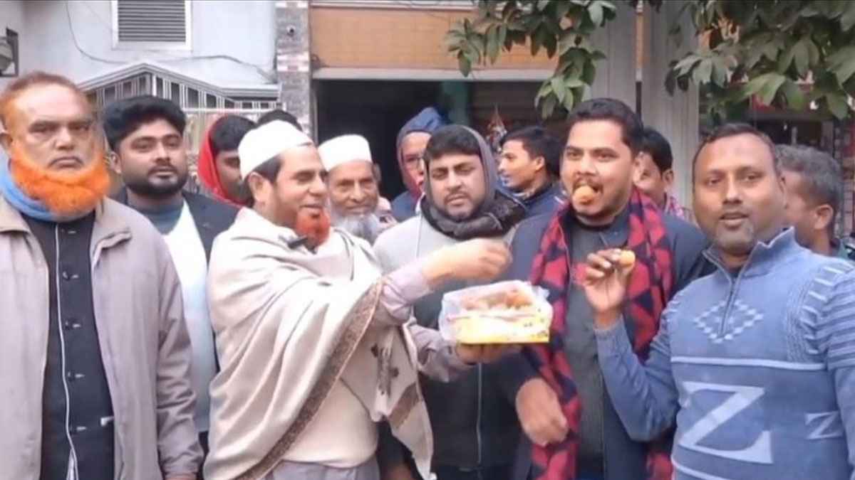 তারেক রহমানের ফেরা উপলক্ষে চাঁপাইনবাবগঞ্জে মিষ্টি বিতরণ